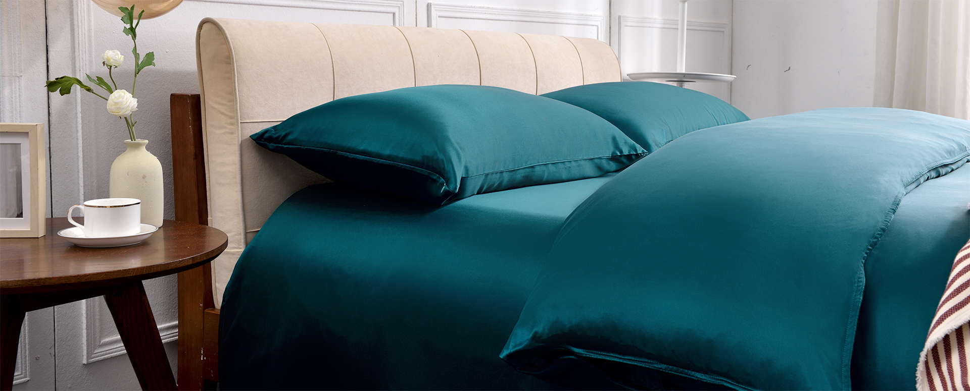 10 Benefits of Sleeping on a Silk Pillowcase Every Night 1 silk pillow case